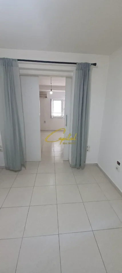 Tirane, jepet me qera zyre Kati 2, 120 m² 400 € (XHAMLLIKU)