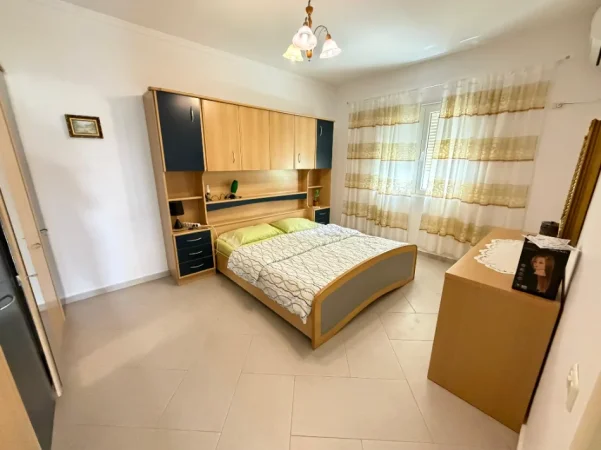 Tirane, jepet me qera apartament 2+1 , 130 m² 700 € (KOPSHTI BOTANIK)