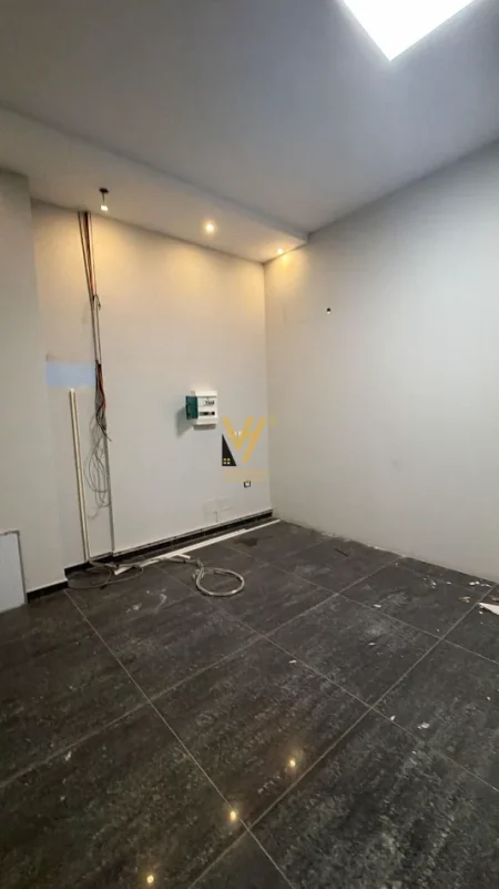 Tirane, jepet me qera ambjent biznesi Kati 2, 90 m² 600 € (ASTIR)