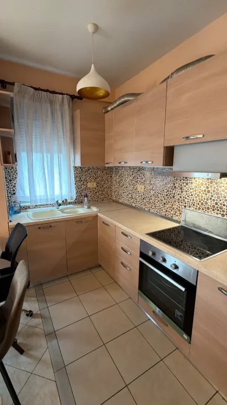 Tirane, jepet me qera apartament 2+1 Kati 9, 100 m² 500 € (Kthesa Kamzes)