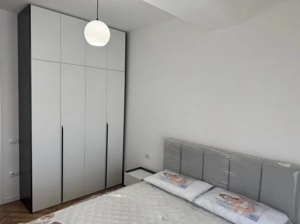 Tirane, jepet me qera apartament 1+1+Ballkon Kati 4, 70 m² 600 € (Golden Park, perballe Spitalit Amerikan 3)