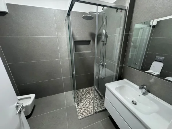 Tirane, jepet me qera apartament 1+1+Ballkon Kati 4, 70 m² 600 € (Golden Park, perballe Spitalit Amerikan 3)