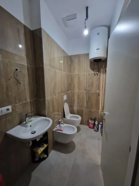 Tirane, jepet me qera zyre Kati 2, 103 m² 1.000 € (Tirana Garden Building)