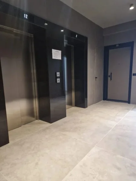 Tirane, jepet me qera zyre Kati 2, 103 m² 1.000 € (Tirana Garden Building)