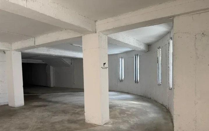 Tirane, jepet me qera magazine Kati 0, 500 m² 2.000 € (SHKOZE)