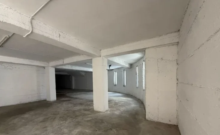 Tirane, jepet me qera magazine Kati 0, 500 m² 2.000 € (SHKOZE)