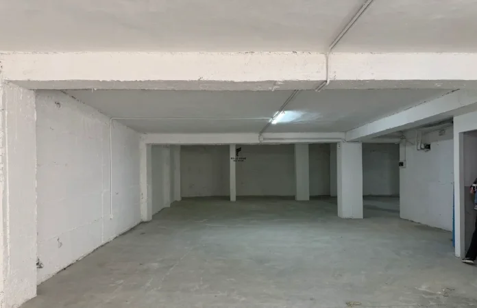Tirane, jepet me qera magazine Kati 0, 500 m² 2.000 € (SHKOZE)
