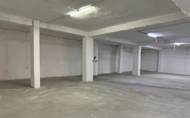 Tirane, jepet me qera magazine Kati 0, 500 m² 2.000 € (SHKOZE)
