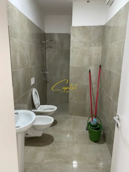 Tirane, jepet me qera ambjent biznesi Kati 3, 90 m² 800 € (PAZARI I RI)