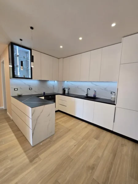 Tirane, jepet me qera apartament 2+1+Ballkon , 89 m² 1.300 € (Kompleksi Delijorgji)