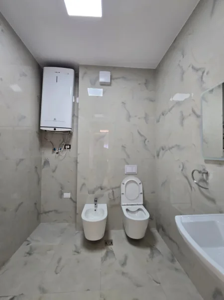 Tirane, jepet me qera apartament 2+1+Ballkon , 89 m² 1.300 € (Kompleksi Delijorgji)