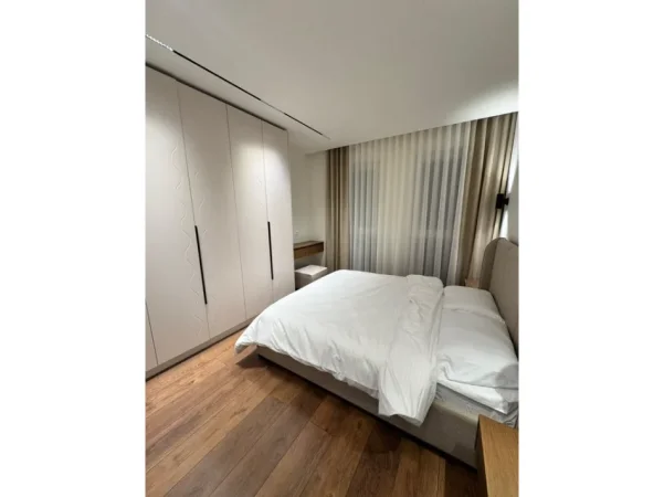 Tirane, jepet me qera apartament 2+1 Kati 3, 79 m² 850 € (Xhamllik)