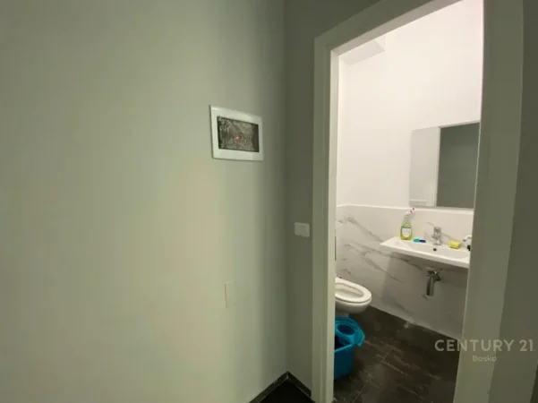 Tirane, jepet me qera ambjent biznesi Kati 0, 25 m² 300 € (prane Zogut te Zi)