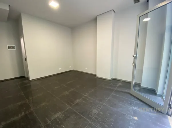 Tirane, jepet me qera ambjent biznesi Kati 0, 25 m² 300 € (prane Zogut te Zi)