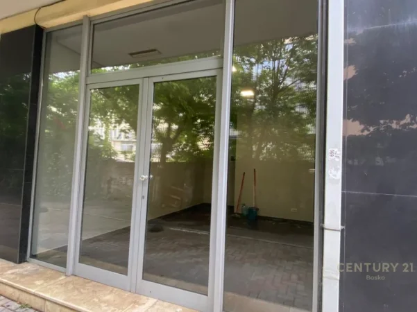 Tirane, jepet me qera ambjent biznesi Kati 0, 25 m² 300 € (prane Zogut te Zi)