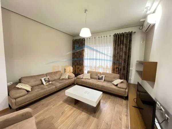 Tirane, jepet me qera apartament 1+1 Kati 5, 82 m² 600 € (Kopshti Botanik, Tiranë.)