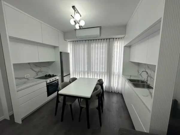 Tirane, jepet me qera apartament 2+1+Ballkon Kati 5, 80 m² 800 € (Ish Stacioni i Treni/Kompleksi Usluga)