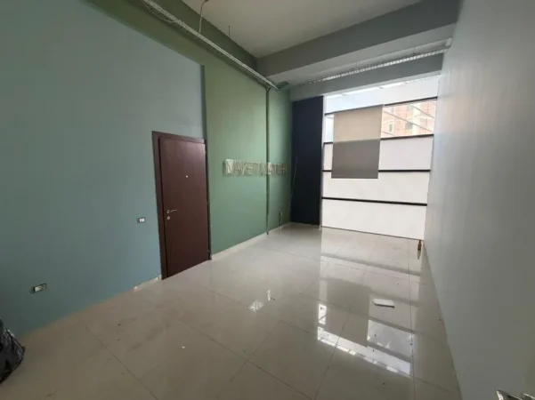 Tirane, jepet me qera ambjent biznesi , 257 m² (rruga e kavajes)