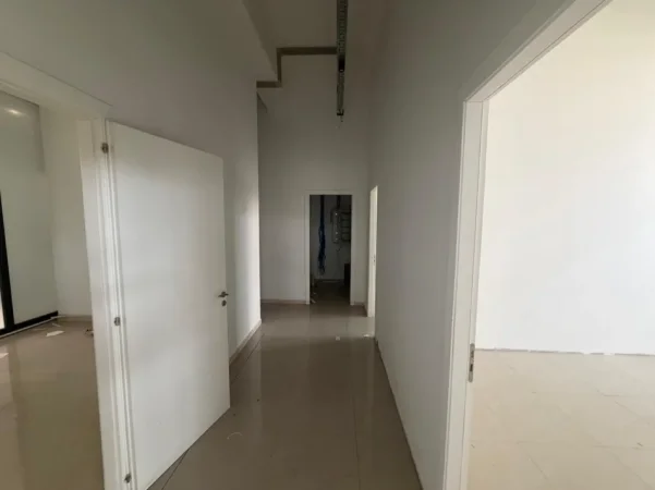 Tirane, jepet me qera ambjent biznesi , 257 m² (rruga e kavajes)