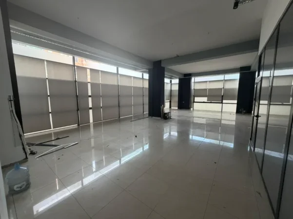 Tirane, jepet me qera ambjent biznesi , 257 m² (rruga e kavajes)