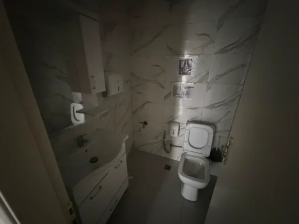 Tirane, jepet me qera ambjent biznesi , 257 m² (rruga e kavajes)