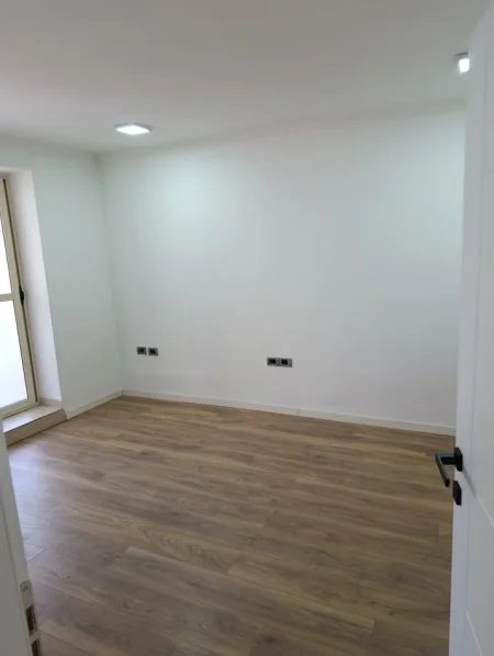 Tirane, jepet me qera ambjent biznesi Kati 2, 85 m² 800 € (21 Dhjetori)