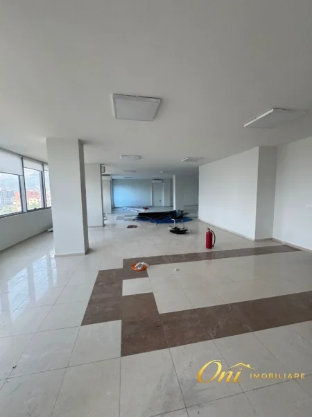 Tirane, jepet me qera zyre Kati 7, 840 m² 6.800 € (STACIONI I TRENIT)