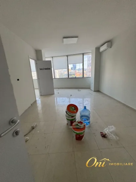 Tirane, jepet me qera zyre Kati 7, 840 m² 6.800 € (STACIONI I TRENIT)