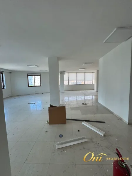 Tirane, jepet me qera zyre Kati 7, 840 m² 6.800 € (STACIONI I TRENIT)