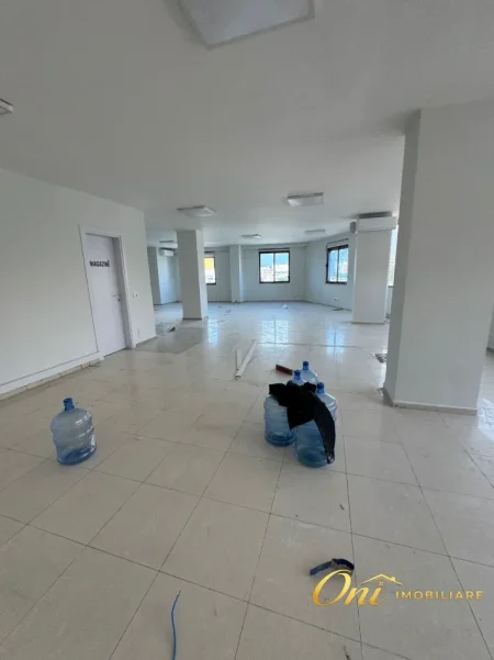 Tirane, jepet me qera zyre Kati 7, 840 m² 6.800 € (STACIONI I TRENIT)