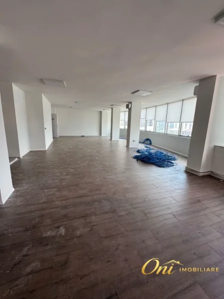 Tirane, jepet me qera zyre Kati 7, 840 m² 6.800 € (STACIONI I TRENIT)