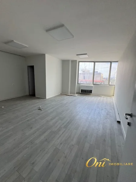 Tirane, jepet me qera zyre Kati 7, 840 m² 6.800 € (STACIONI I TRENIT)