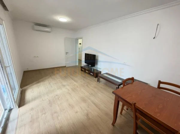 Tirane, jepet me qera zyre Kati 3, 93 m² 1.100 € (Pazar i ri)