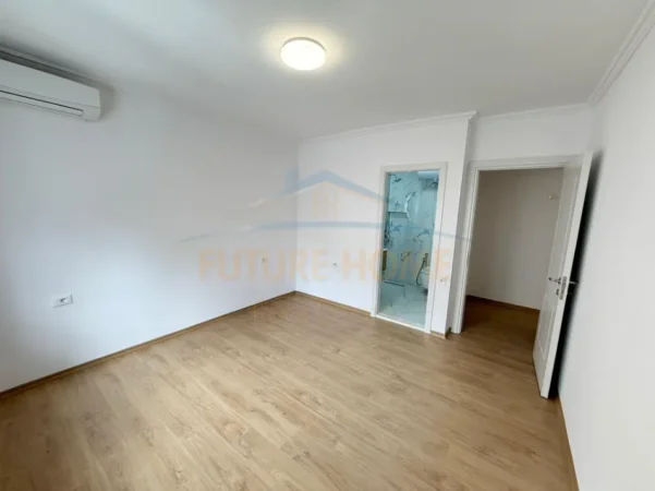 Tirane, jepet me qera zyre Kati 3, 93 m² 1.100 € (Pazar i ri)