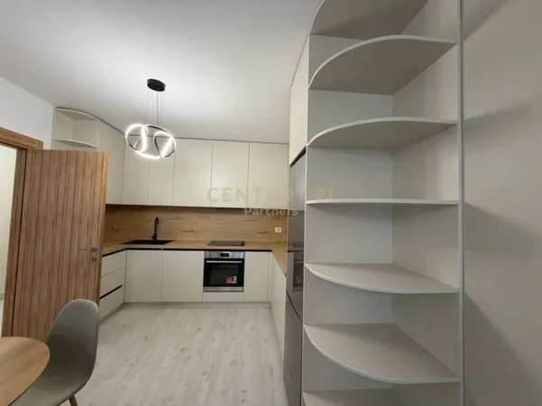 Tirane, jepet me qera apartament 2+1 Kati 1, 120 m² 450 € 