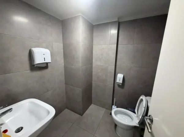 Tirane, jepet me qera ambjent biznesi Kati 1, 230 m² (rruga e kavajes)