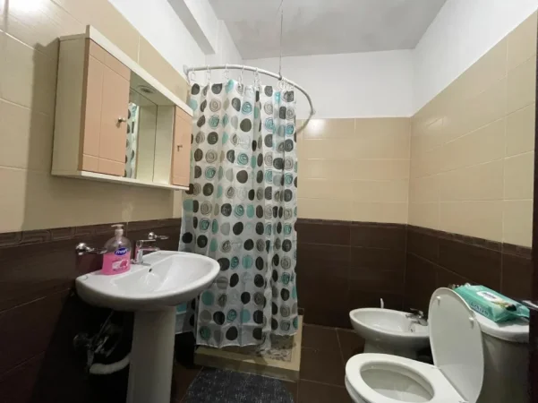 Tirane, jepet me qera apartament 2+1 Kati 2, 90 m² 500 € (Liqeni i Thate)