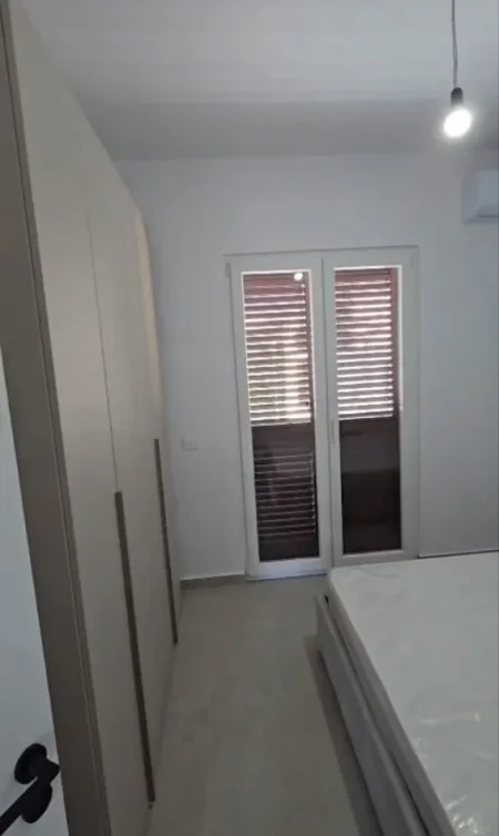 Tirane, jepet me qera apartament 1+1 Kati 2, 65 m² 450 € (Rruga 5 Maji)
