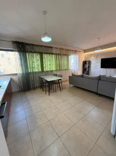 Tirane, jepet me qera apartament 2+1 Kati 5, 550 € (5 Maji)
