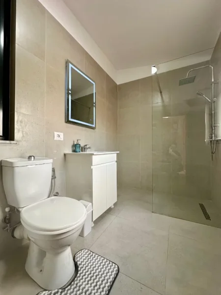 Tirane, jepet me qera apartament 2+1 Kati 5, 80 m² 800 € (Gjimnazi Partizani)