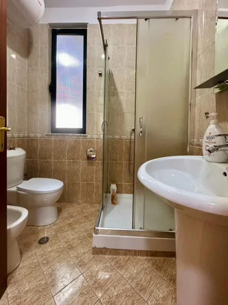 Tirane, jepet me qera apartament 2+1 Kati 5, 80 m² 800 € (Gjimnazi Partizani)