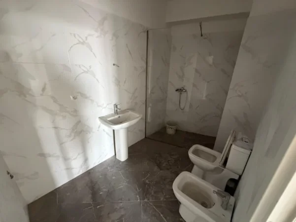 Tirane, jepet me qera ambjent biznesi Kati 7, 72 m² (rruga e kavajes)