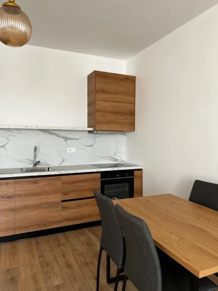 Tirane, jepet me qera apartament 1+1+Ballkon Kati 10, 78 m² 550 € (Kompleksi Arlis, Rruga e Dibrës)