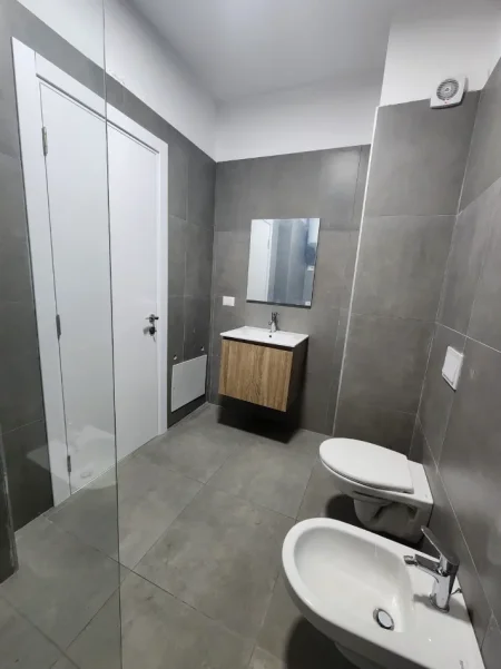 Tirane, jepet me qera apartament 1+1+Ballkon Kati 10, 78 m² 550 € (Kompleksi Arlis, Rruga e Dibrës)