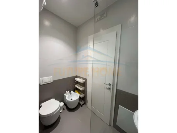 Tirane, jepet me qera apartament 1+1 Kati 5, 82 m² 600 € (KOPSHTI BOTANIK)