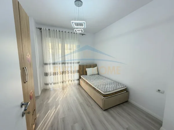 Tirane, jepet me qera apartament 2+1+Ballkon Kati 7, 95 m² 420 € (Univers City)