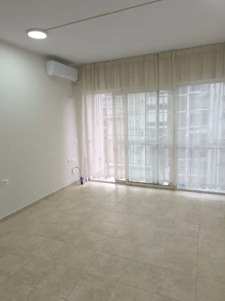 Tirane, jepet me qera apartament 1+1+Ballkon Kati 5, 50 m² 450 €
