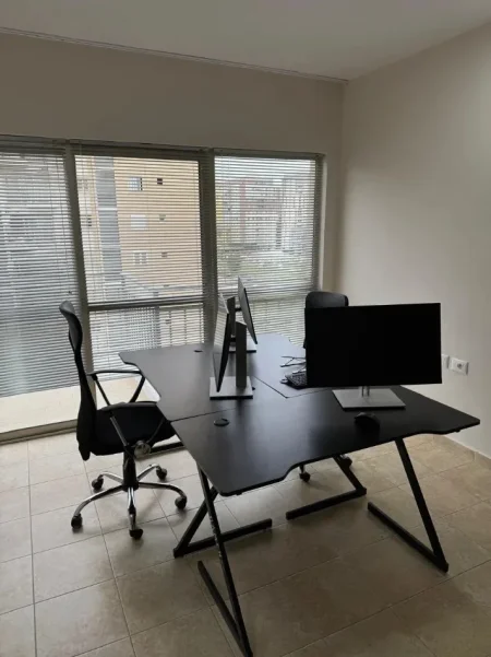 Tirane, jepet me qera zyre Kati 5, 50 m² 450 € (Prane Bar Votra)