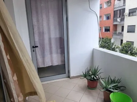 Tirane, jepet me qera apartament 1+1+Ballkon Kati 2, 68 m² 450 € (Unaza e Re)