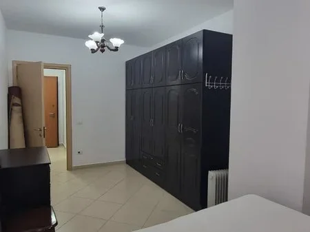 Tirane, jepet me qera apartament 1+1+Ballkon Kati 2, 68 m² 450 € (Unaza e Re)